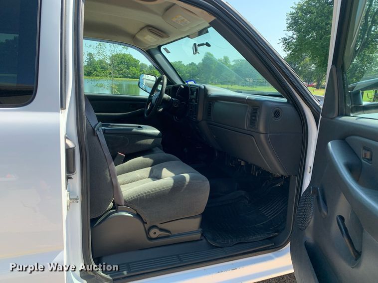 image for item LH9733 2006 Chevrolet Silverado 3500  Ext. Cab flatbed pickup truck