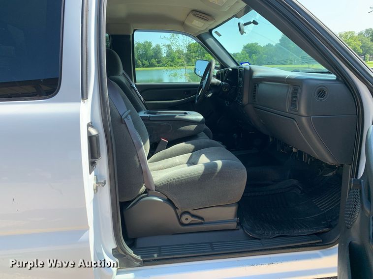 image for item LH9733 2006 Chevrolet Silverado 3500  Ext. Cab flatbed pickup truck