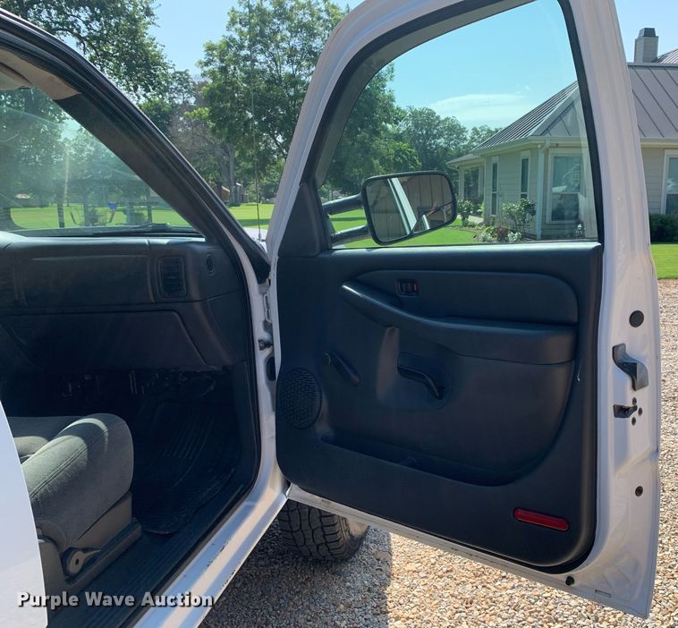 image for item LH9733 2006 Chevrolet Silverado 3500  Ext. Cab flatbed pickup truck