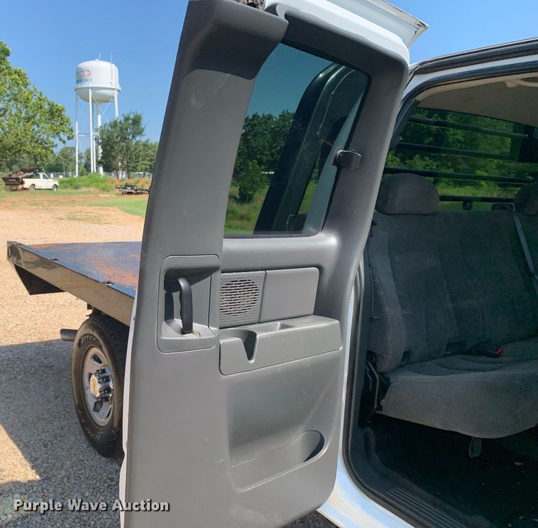 image for item LH9733 2006 Chevrolet Silverado 3500  Ext. Cab flatbed pickup truck