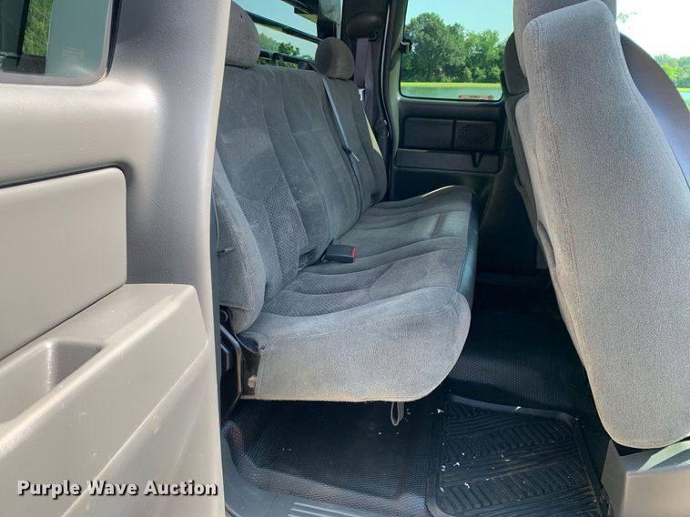 image for item LH9733 2006 Chevrolet Silverado 3500  Ext. Cab flatbed pickup truck