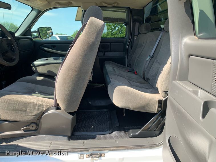 image for item LH9733 2006 Chevrolet Silverado 3500  Ext. Cab flatbed pickup truck