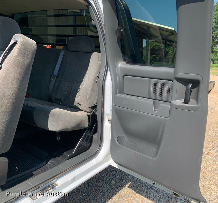 image for item LH9733 2006 Chevrolet Silverado 3500  Ext. Cab flatbed pickup truck