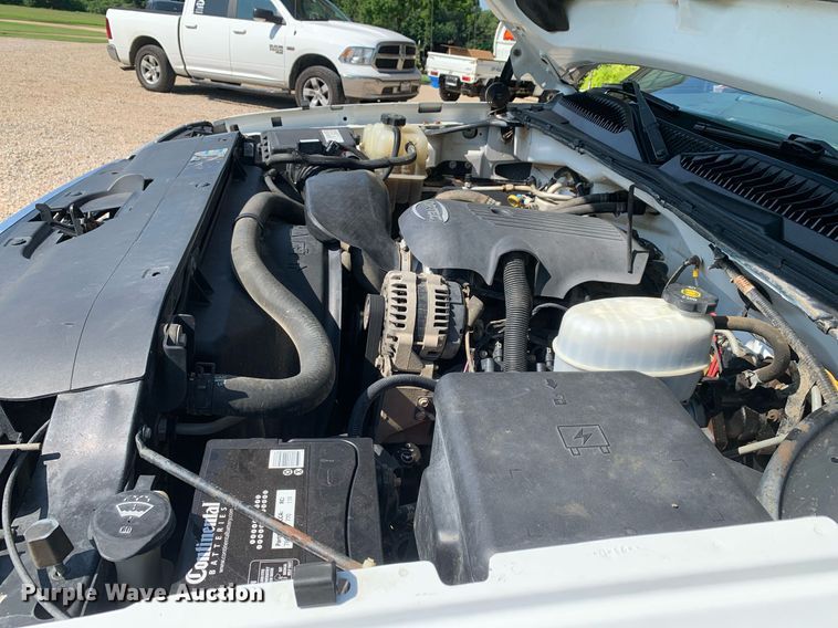 image for item LH9733 2006 Chevrolet Silverado 3500  Ext. Cab flatbed pickup truck