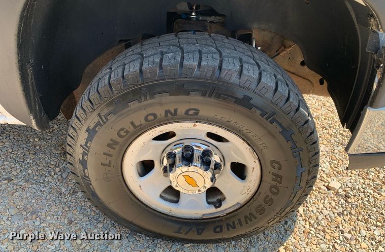 image for item LH9733 2006 Chevrolet Silverado 3500  Ext. Cab flatbed pickup truck