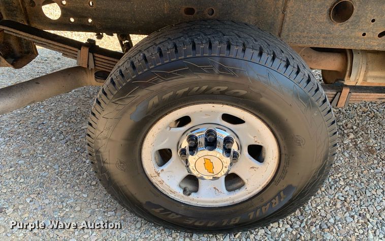 image for item LH9733 2006 Chevrolet Silverado 3500  Ext. Cab flatbed pickup truck