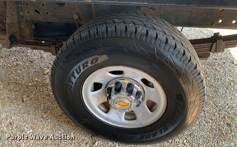 image for item LH9733 2006 Chevrolet Silverado 3500  Ext. Cab flatbed pickup truck