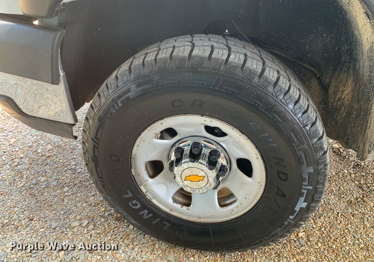 image for item LH9733 2006 Chevrolet Silverado 3500  Ext. Cab flatbed pickup truck