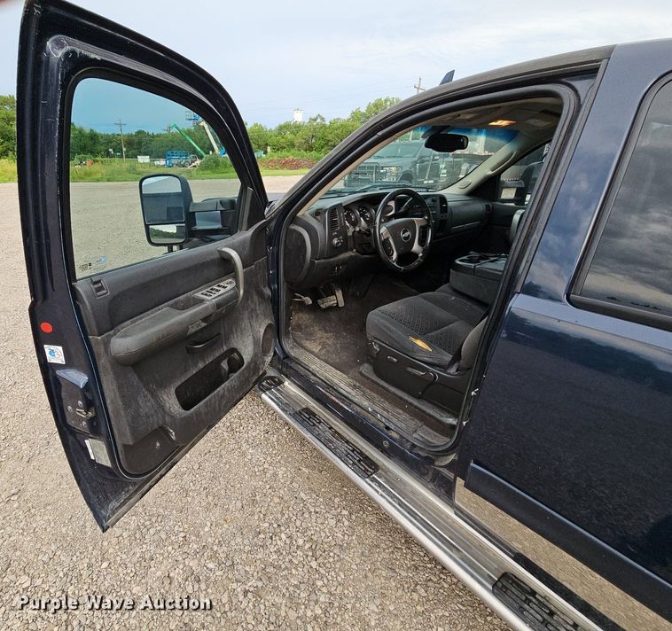 image for item LM9051 2008  Chevrolet Silverado 2500HD  Crew Cab pickup truck