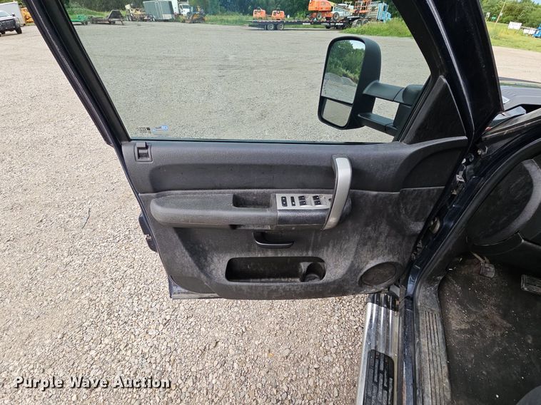 image for item LM9051 2008  Chevrolet Silverado 2500HD  Crew Cab pickup truck