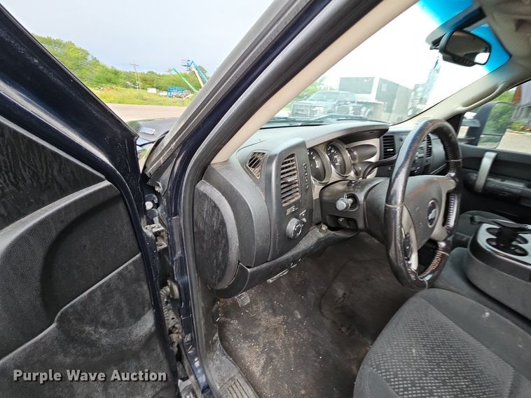 image for item LM9051 2008  Chevrolet Silverado 2500HD  Crew Cab pickup truck