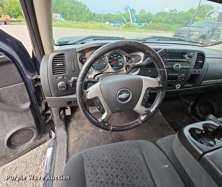 image for item LM9051 2008  Chevrolet Silverado 2500HD  Crew Cab pickup truck