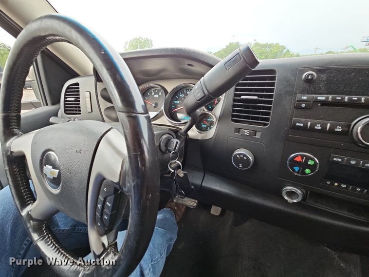 image for item LM9051 2008  Chevrolet Silverado 2500HD  Crew Cab pickup truck