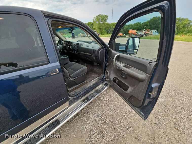 image for item LM9051 2008  Chevrolet Silverado 2500HD  Crew Cab pickup truck