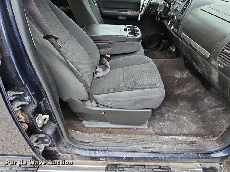 image for item LM9051 2008  Chevrolet Silverado 2500HD  Crew Cab pickup truck