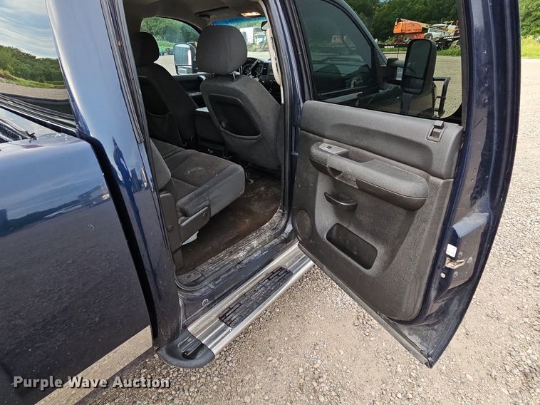 image for item LM9051 2008  Chevrolet Silverado 2500HD  Crew Cab pickup truck