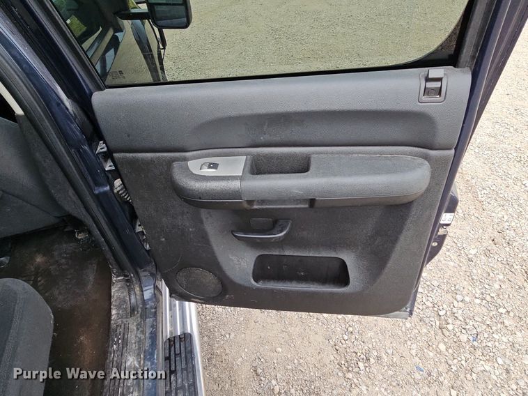 image for item LM9051 2008  Chevrolet Silverado 2500HD  Crew Cab pickup truck