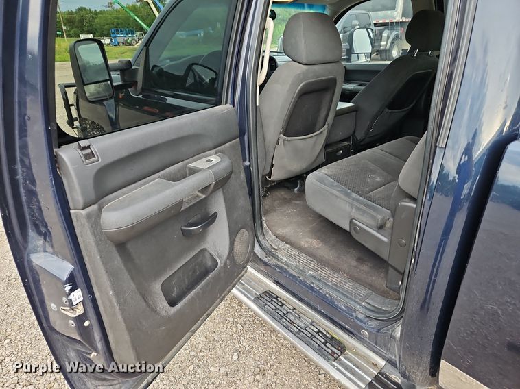 image for item LM9051 2008  Chevrolet Silverado 2500HD  Crew Cab pickup truck