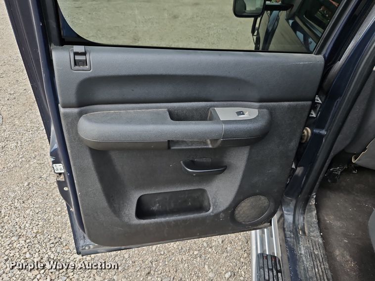 image for item LM9051 2008  Chevrolet Silverado 2500HD  Crew Cab pickup truck