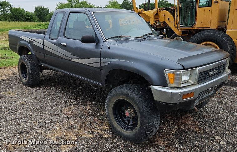 image for item LM9059 1990 Toyota  pickup truck