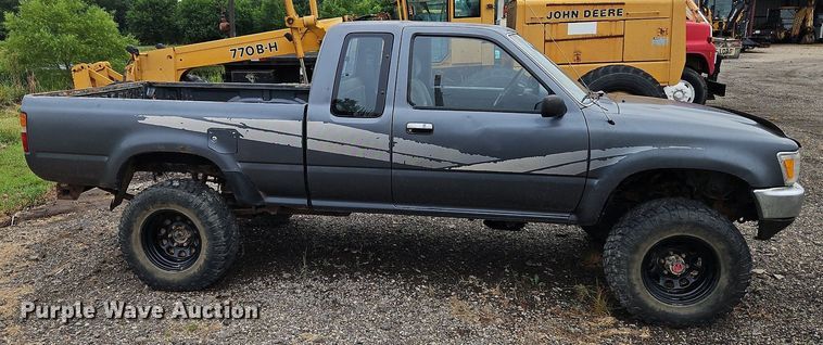 image for item LM9059 1990 Toyota  pickup truck