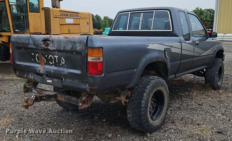 image for item LM9059 1990 Toyota  pickup truck