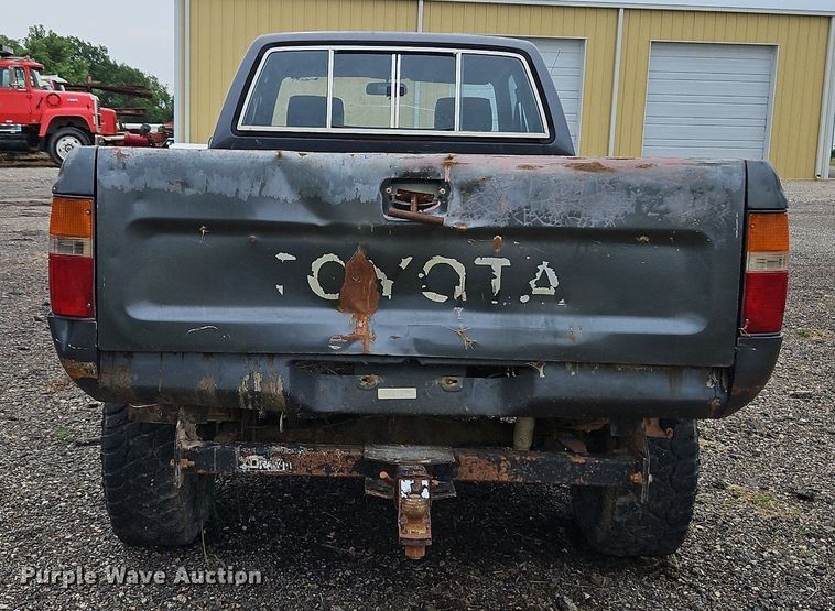 image for item LM9059 1990 Toyota  pickup truck