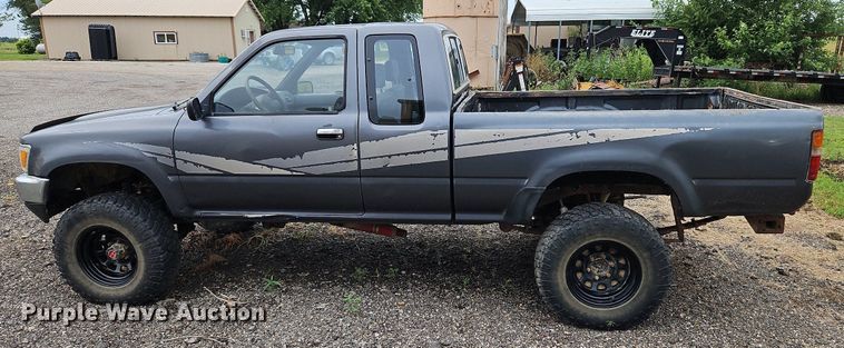 image for item LM9059 1990 Toyota  pickup truck