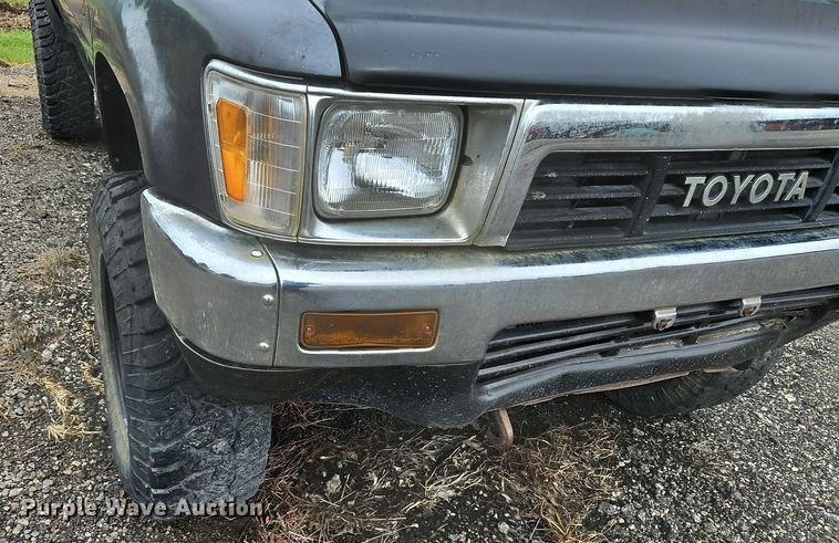 image for item LM9059 1990 Toyota  pickup truck
