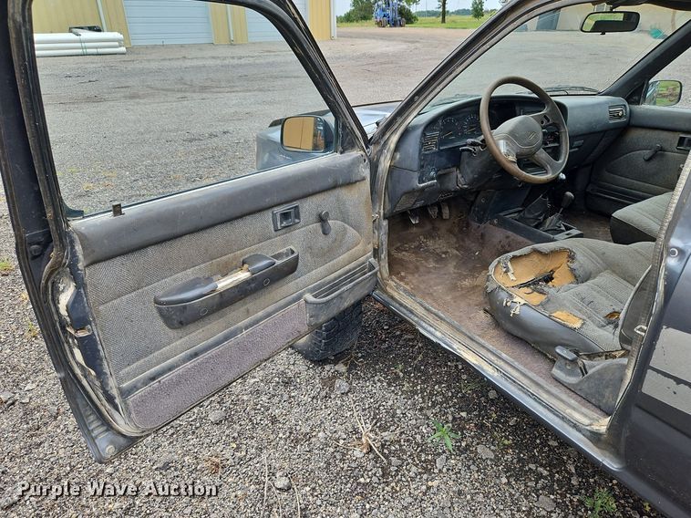 image for item LM9059 1990 Toyota  pickup truck