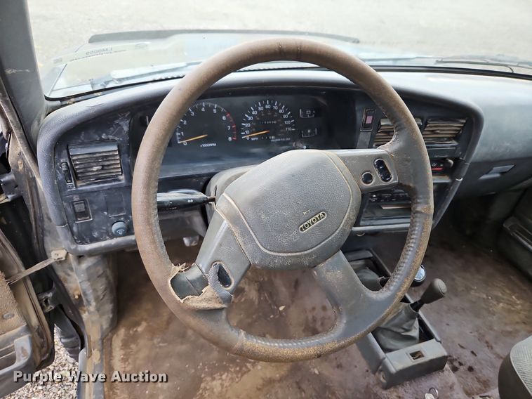 image for item LM9059 1990 Toyota  pickup truck