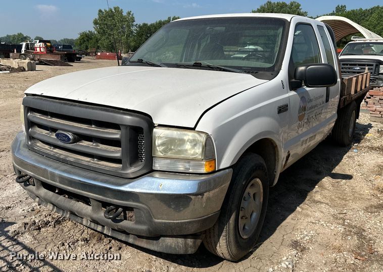 image for item LN9191 2003 Ford F250 Super Duty  SuperCab flatbed pickup truck