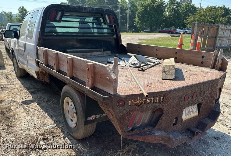 image for item LN9191 2003 Ford F250 Super Duty  SuperCab flatbed pickup truck