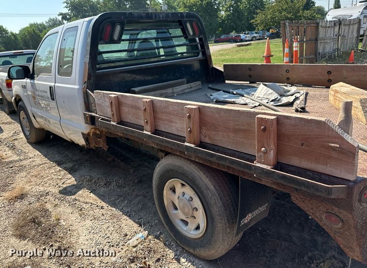 image for item LN9191 2003 Ford F250 Super Duty  SuperCab flatbed pickup truck