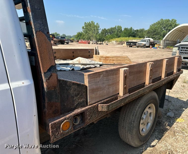 image for item LN9191 2003 Ford F250 Super Duty  SuperCab flatbed pickup truck