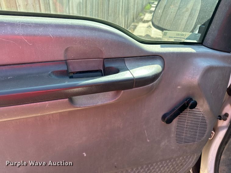 image for item LN9191 2003 Ford F250 Super Duty  SuperCab flatbed pickup truck