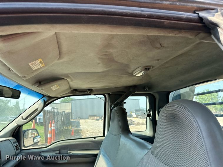 image for item LN9191 2003 Ford F250 Super Duty  SuperCab flatbed pickup truck