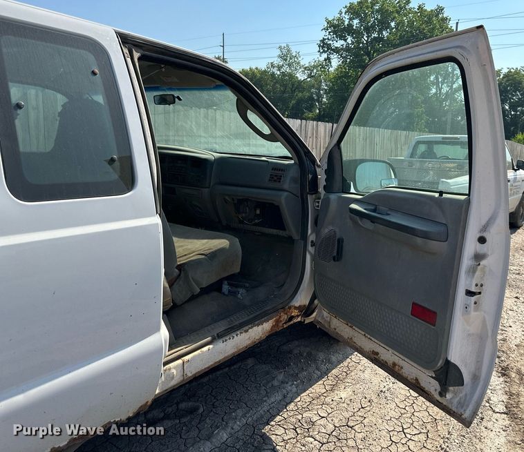 image for item LN9191 2003 Ford F250 Super Duty  SuperCab flatbed pickup truck