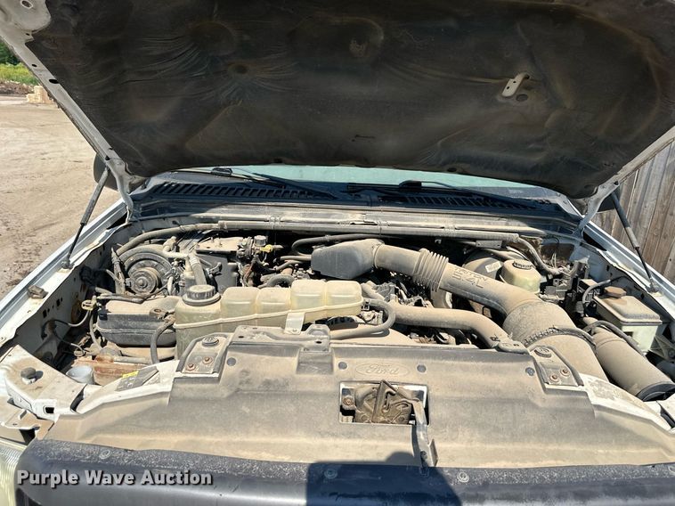 image for item LN9191 2003 Ford F250 Super Duty  SuperCab flatbed pickup truck