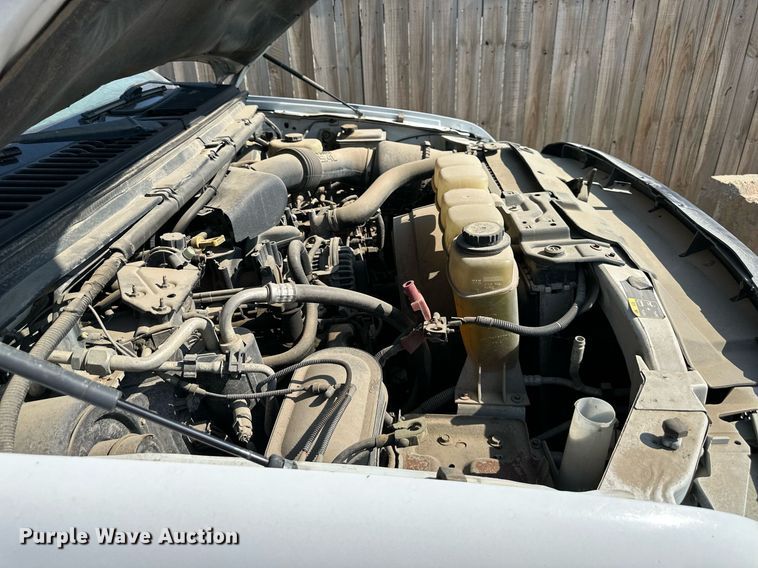 image for item LN9191 2003 Ford F250 Super Duty  SuperCab flatbed pickup truck