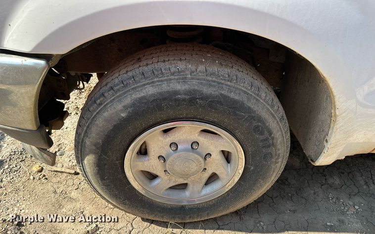 image for item LN9191 2003 Ford F250 Super Duty  SuperCab flatbed pickup truck