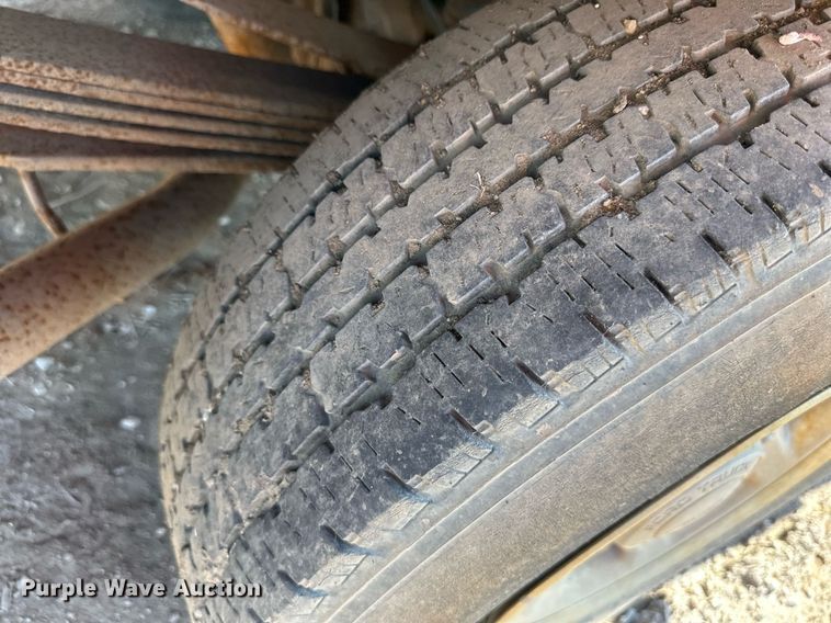 image for item LN9191 2003 Ford F250 Super Duty  SuperCab flatbed pickup truck