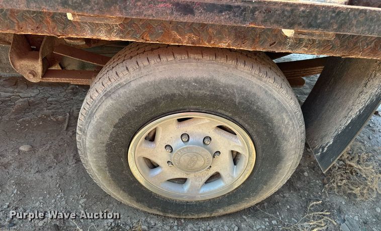 image for item LN9191 2003 Ford F250 Super Duty  SuperCab flatbed pickup truck