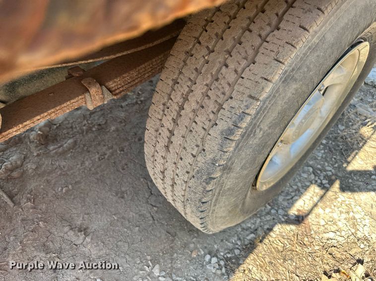 image for item LN9191 2003 Ford F250 Super Duty  SuperCab flatbed pickup truck