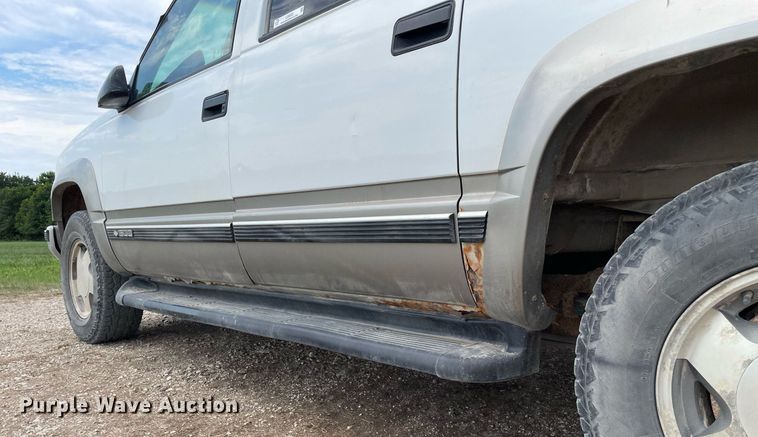 image for item LS9322 1998 Chevrolet Suburban 1500  SUV