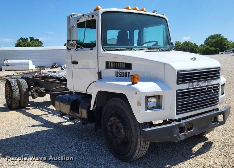 image for item LS9567 1997 Mack CS300P  truck cab and chassis