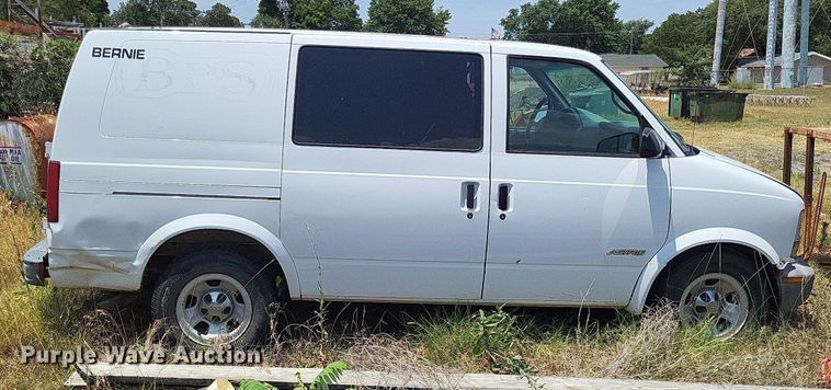 image for item LS9576 2002 Chevrolet Astro  van