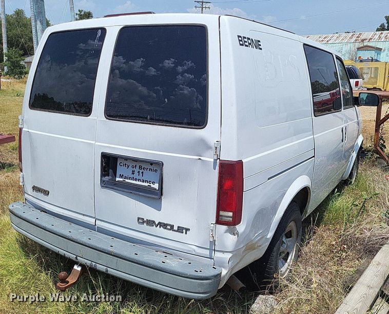 image for item LS9576 2002 Chevrolet Astro  van