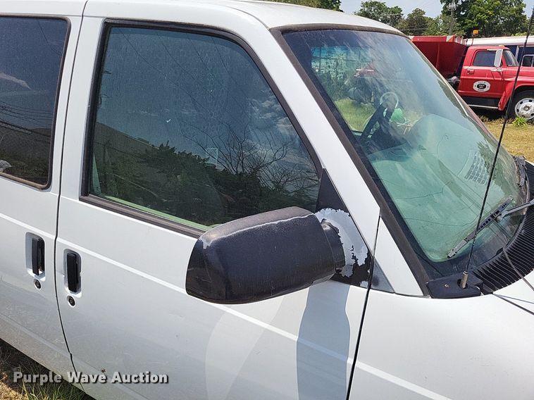 image for item LS9576 2002 Chevrolet Astro  van