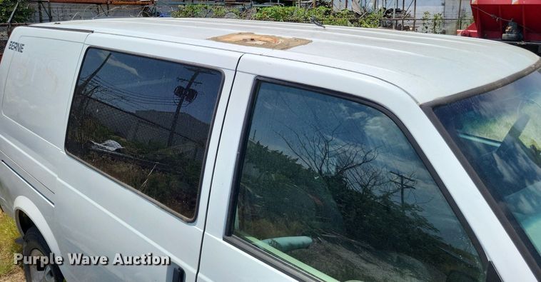 image for item LS9576 2002 Chevrolet Astro  van